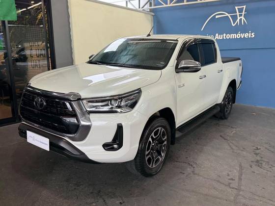 TOYOTA HILUX 2.8 D-4D TURBO DIESEL CD SRX 4X4 AUTOMÁTICO TOYOTA HILUX 2.8 D-4D TURBO DIESEL CD SRX 4X4 AUTOMÁTICO